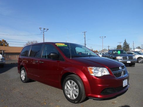 Used 2019 Dodge Grand Caravan SE image 3