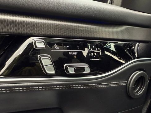 Used 2023 Jeep Grand Wagoneer Series II image 12