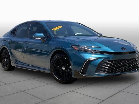 Used 2025 Toyota Camry SE FWD image 4