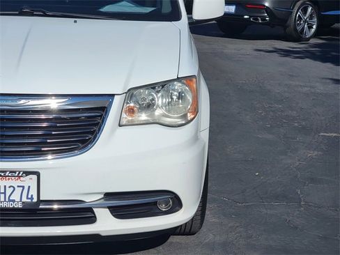 Used 2014 Chrysler Town & Country Touring image 3