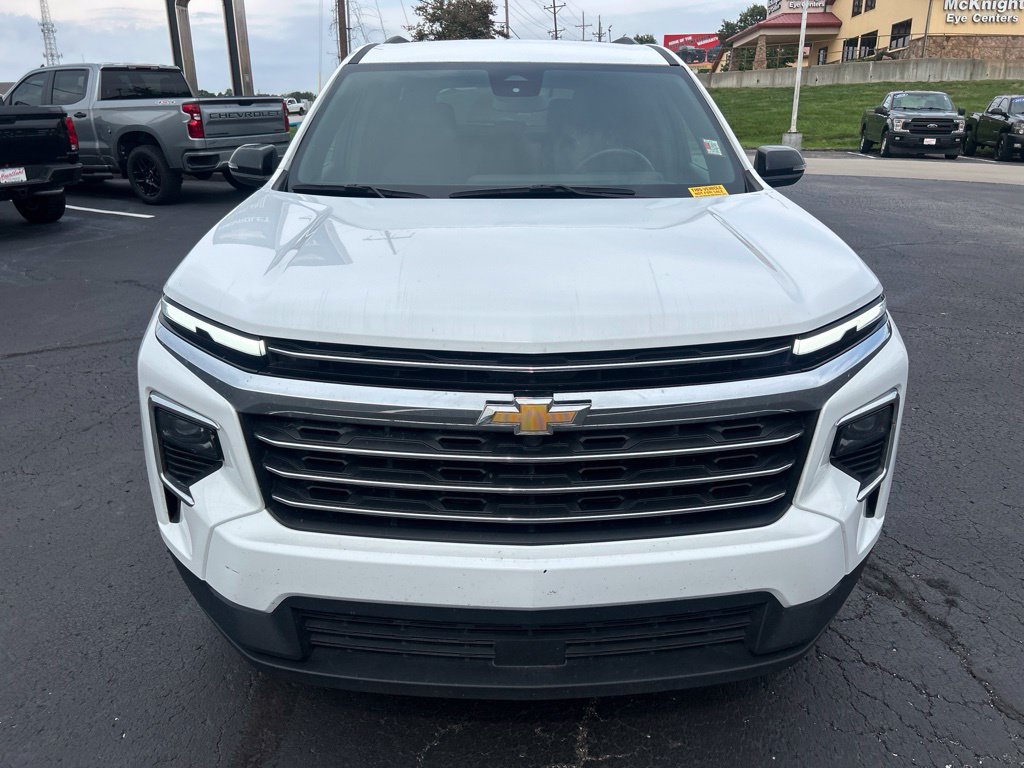 Used 2025 Chevrolet Traverse LT FWD image 2