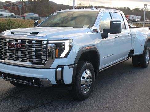 New 2026 GMC Sierra 3500 Denali w/ Denali Reserve Package image 3