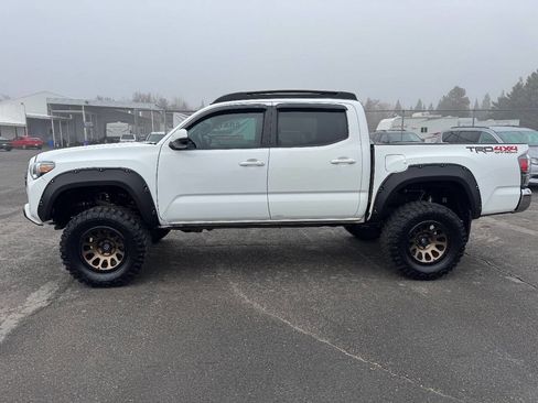 Used 2020 Toyota Tacoma TRD Off-Road image 2