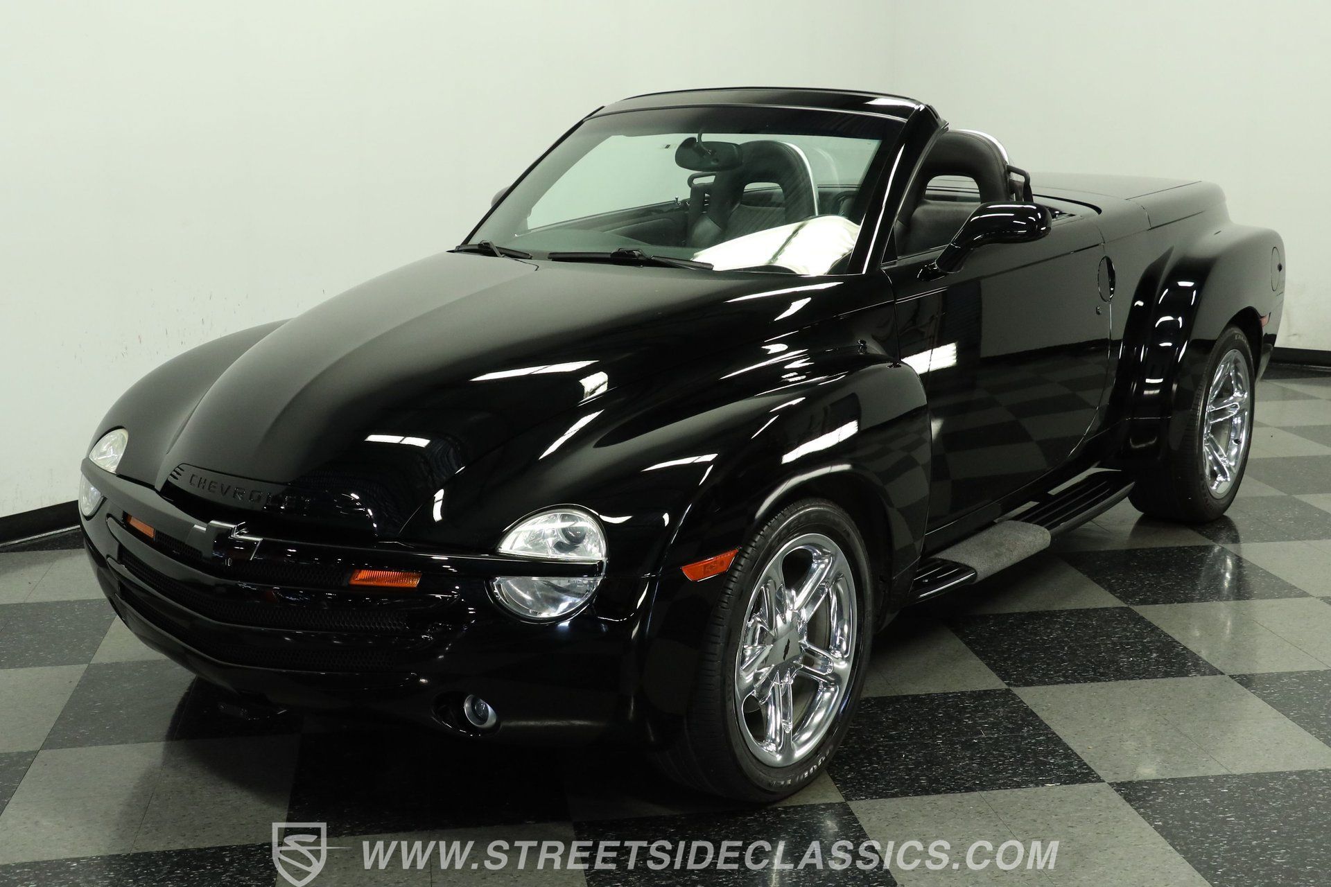 Used 2004 Chevrolet SSR w/ Preferred Equipment Group RWD image 18
