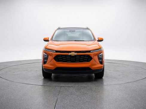 Used 2025 Chevrolet Blazer LT image 2