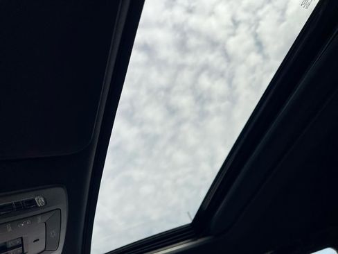 Used 2025 Toyota Sienna Platinum image 32