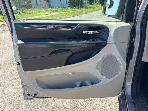 Used 2020 Dodge Grand Caravan SXT FWD image 13