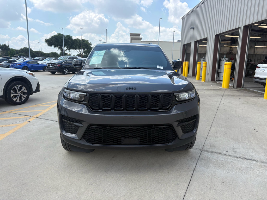 Used 2025 Jeep Grand Cherokee Altitude RWD image 3