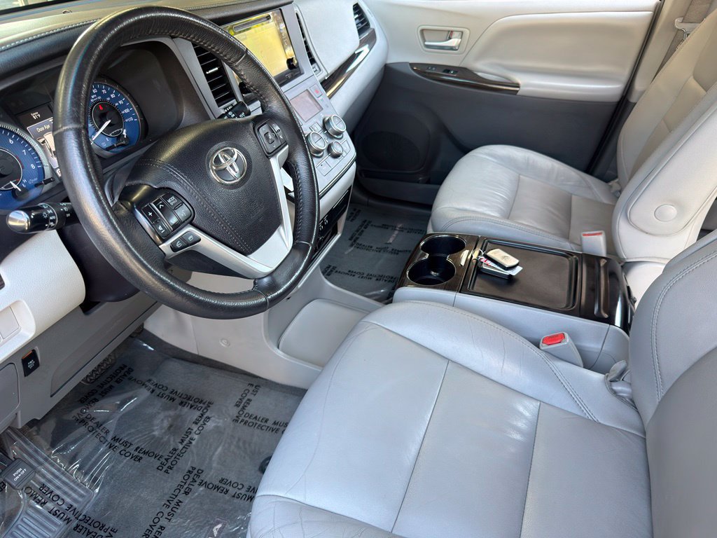 Used 2017 Toyota Sienna XLE Premium FWD image 18