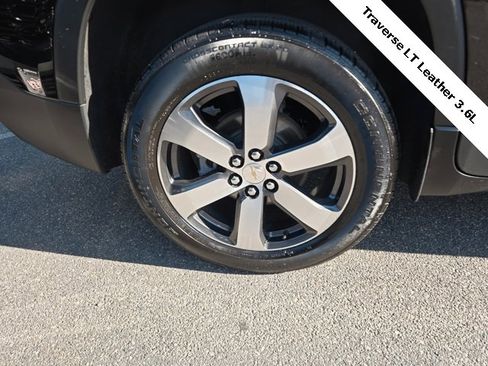 Used 2022 Chevrolet Traverse LT w/ LT Premium Package image 6
