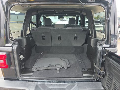 Used 2025 Jeep Wrangler Unlimited Sahara w/ Safety Group AWD/4WD image 12