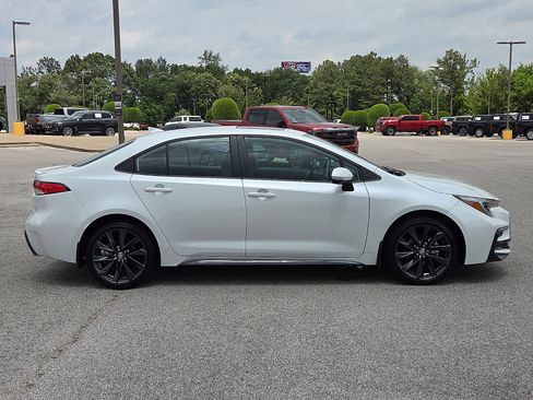 Used 2025 Toyota Corolla SE w/ SE Premium Package FWD image 6