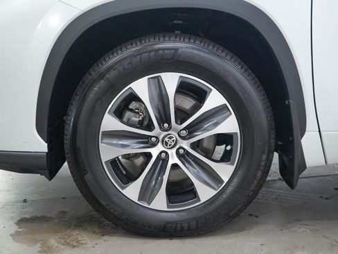 Used 2024 Toyota Highlander XLE AWD/4WD image 31