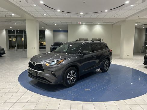 Used 2022 Toyota Highlander XLE image 1