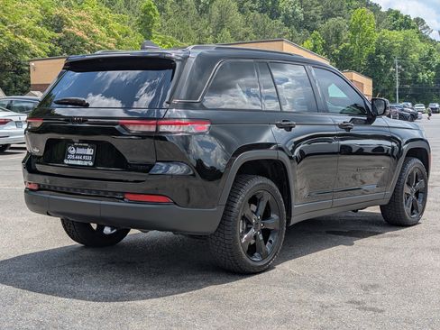 Used 2023 Jeep Grand Cherokee Limited w/ Black Appearance Package AWD/4WD image 9
