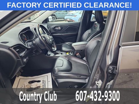 Used 2021 Jeep Cherokee Trailhawk AWD/4WD image 11