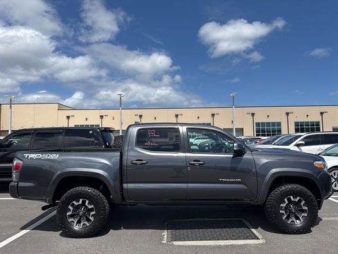 Used 2020 Toyota Tacoma TRD Off-Road w/ Technology Package image 2