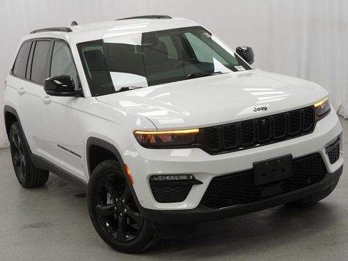 Used 2023 Jeep Grand Cherokee Limited w/ Luxury Tech Group II image 8