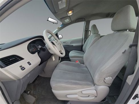 Used 2011 Toyota Sienna image 13