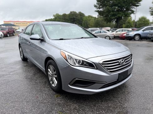 Used 2016 Hyundai Sonata SE w/ Cargo Package FWD image 3