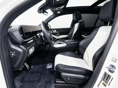 Used 2025 Mercedes-Benz GLE 450e 4MATIC w/ AMG Line Interior image 8