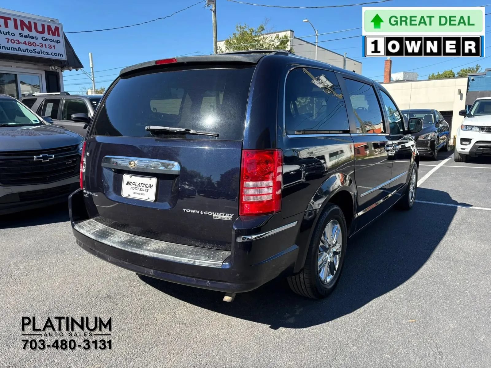 Used 2010 Chrysler Town & Country Limited w/ Entertainment Group #3 FWD image 4