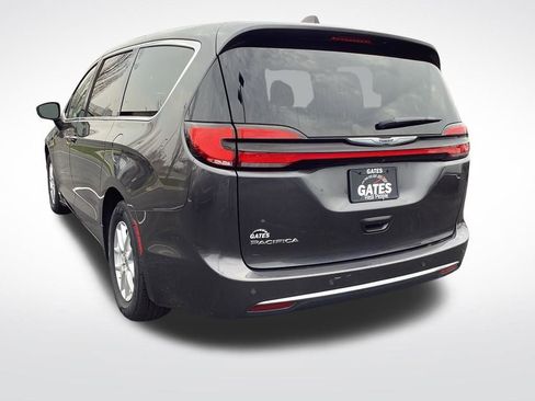 Used 2023 Chrysler Pacifica Touring-L image 7