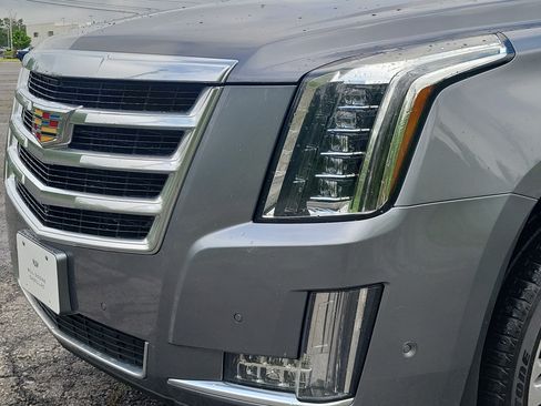 Used 2018 Cadillac Escalade Luxury AWD/4WD image 9