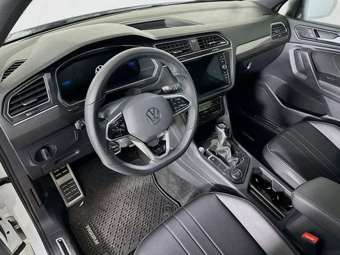 Used 2024 Volkswagen Tiguan SE R-Line image 2