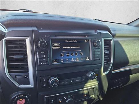 Used 2019 Nissan Titan SV w/ SV Convenience Package image 12