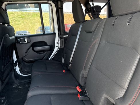 Used 2022 Jeep Wrangler Unlimited Rubicon w/ Cold Weather Group AWD/4WD image 13