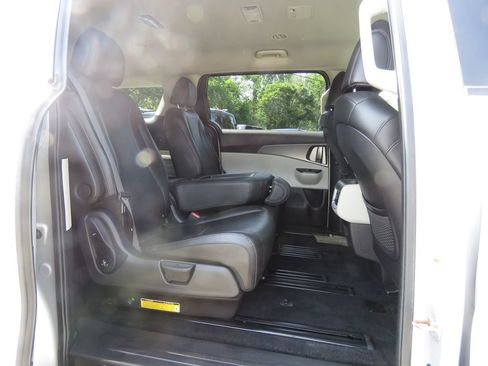 Used 2022 Kia Carnival LX FWD image 15