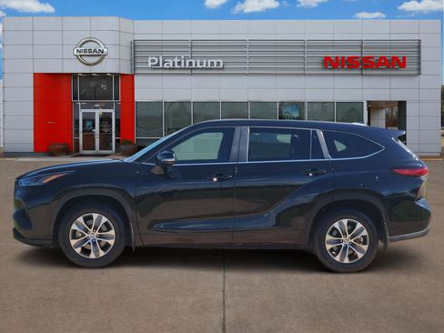Used 2023 Toyota Highlander XLE FWD image 3