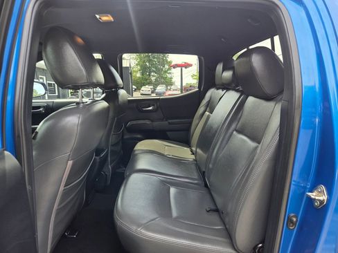 Used 2018 Toyota Tacoma TRD Off-Road w/ Technology Package AWD/4WD image 12