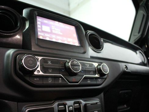 Used 2022 Jeep Gladiator Sport image 16