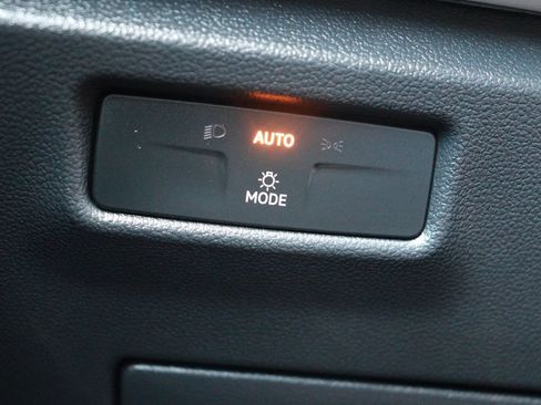 Used 2026 Volkswagen Tiguan SE FWD image 22