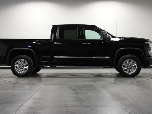Used 2025 Chevrolet Silverado 2500 High Country image 3