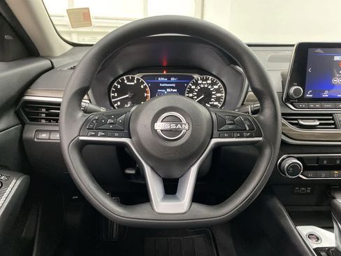 Used 2025 Nissan Altima 2.5 SV FWD image 19