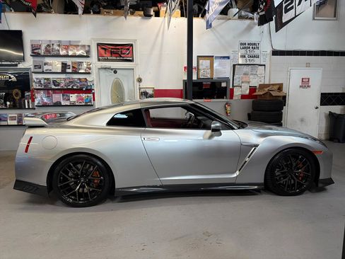 Used 2018 Nissan GT-R Premium w/ Premium Interior Package AWD/4WD image 4