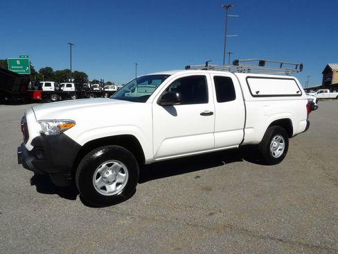 Used 2021 Toyota Tacoma SR image 3