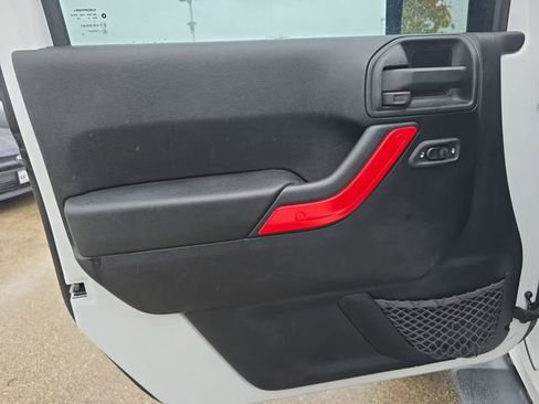 Used 2016 Jeep Wrangler Sahara w/ Connectivity Group image 25