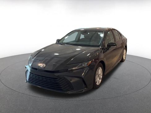 Used 2025 Toyota Camry LE image 7