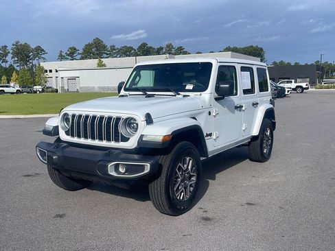 Used 2025 Jeep Wrangler Unlimited Sahara AWD/4WD image 3