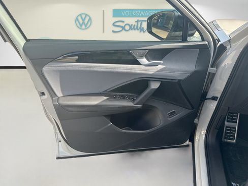 Used 2026 Volkswagen Tiguan SE R-Line FWD image 19
