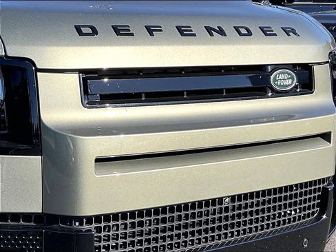 Used 2025 Land Rover Defender 110 X-Dynamic SE image 31