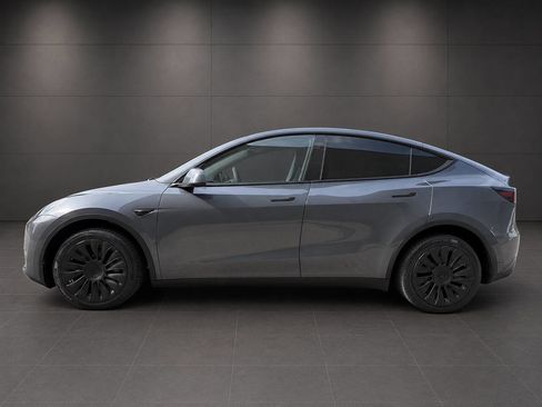 Used 2023 Tesla Model Y Long Range AWD/4WD image 7