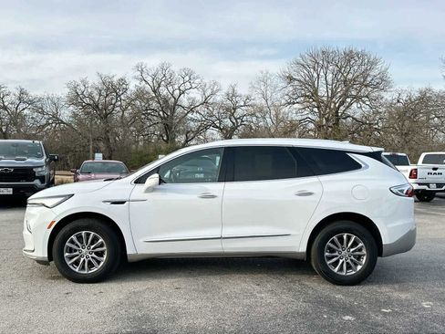 Used 2023 Buick Enclave Essence image 12