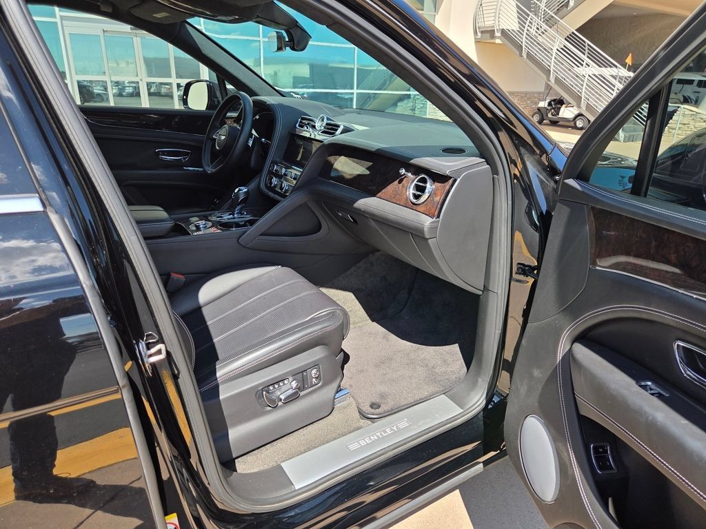 Used 2021 Bentley Bentayga AWD/4WD image 13