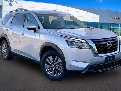 Used 2025 Nissan Pathfinder SV image 10