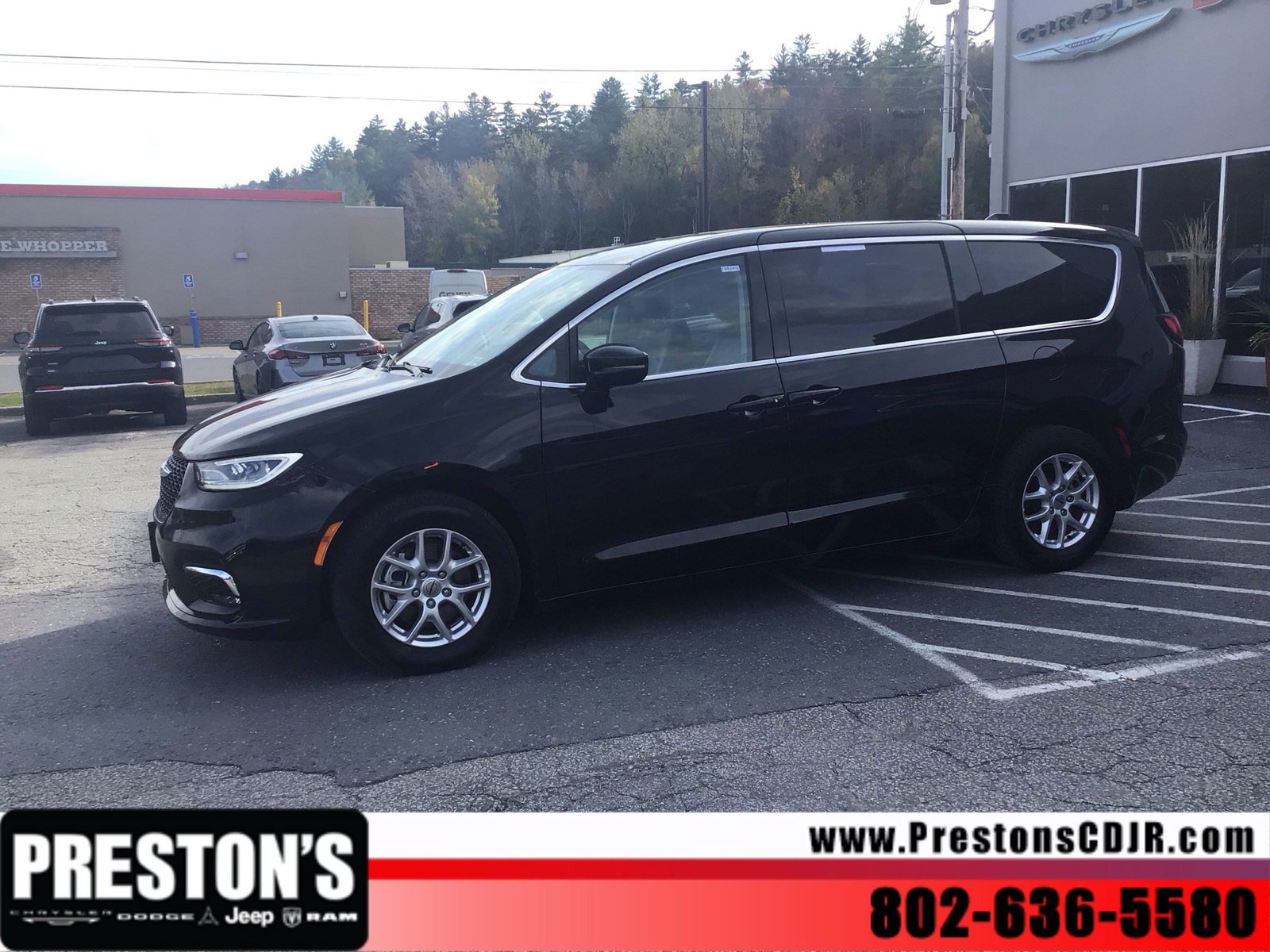 Used 2024 Chrysler Pacifica Touring-L FWD image 2